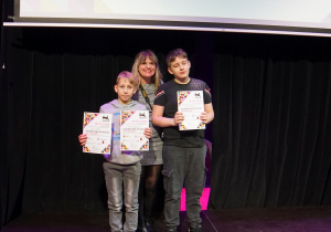 Nagrodzeni chłopcy wraz z koordynatorką projektu z MCK
