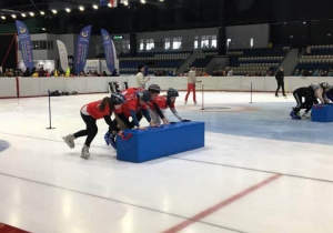 Uczniowie w czasie rywalizacji na lodzie
