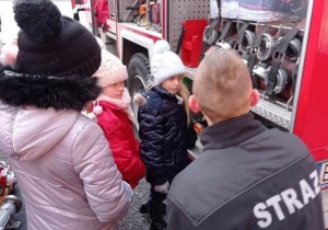 Dzieci oglądają wyposażenie wozu strażackiego