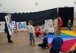 Grupa dzieci na zajęciach teatralnych w MCK