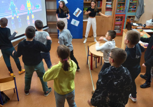 Uczniowie tańczą taniec robotów