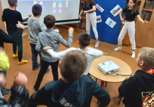 Taniec robotów w wykonaniu uczniów