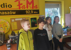 Dzieci przed nagraniem w Radio Fama