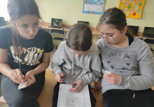 Dziewczynki pracują z alfabetem Braillea