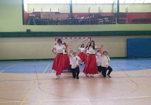 Mazura tańczy zespół taneczny " Białobrzeskie Szóstki"