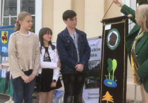 Pani Izabela Śliwińska wiceprezydent Tomaszowa Maz. prezentuje zebranym proporzec wykonany przez naszych uczniów