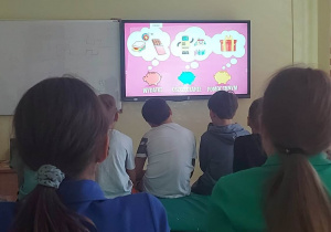 Uczniowie oglądają film o oszczędzaniu