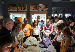Dzieci podziwiają minerały w muzeum