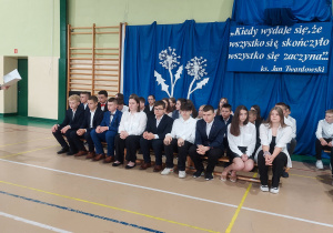 Pani Dyrektor Elżbieta Wilczyńska wita uczniów na uroczystości zakończenia roku szkolnego