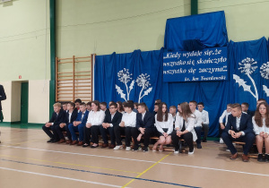 Przewodniczący Rady Miejskiej Pan Krzysztof Kuchta gratuluje uczniom ukończenia szkoły podstawowej