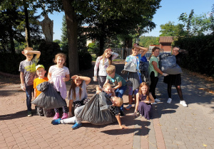 Dzieci po sprzątaniu z workami śmieci