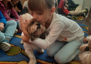 Dziewczynka przytula psiaka