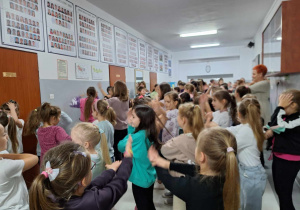 Dzieci tańczą na korytarzu