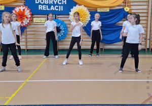 Uczennice klasy IVb podczas układu tanecznego