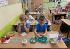 Dzieci z klasy Ib jedzą zdrowe, pyszne śniadanie