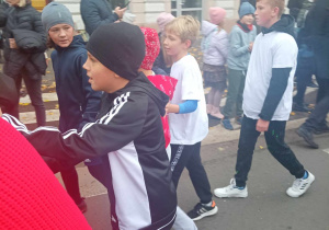 Dzieci biegną w Biegu Niepodległości