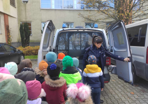 Dzieci oglądają samochód policyjny