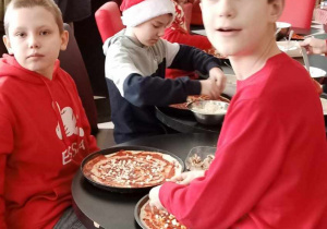 Chłopcy w trakcie przygotowania pizzy