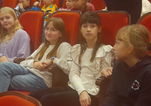 Dziewczynki w teatrze