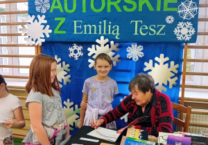 Pani Emilia Tesz podpisuje książki dzieciom