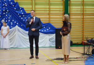 Pan Wiceprezydent Tomasz Migała oraz Pani Dyrektor Elżbieta Wilczyńska składa uczniom życzenia