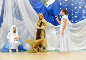 Uczniowie klasy czwartej w roli Maryi, Józefa i Anioła