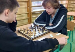 Chłopcy rozgrywają mecz szachowy