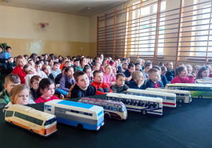 Dzieci podczas spotkania obejrzały kolekcję autobusów