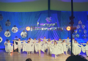 Układ taneczny prezentują dzieci z grypy przedszkolnej "0"