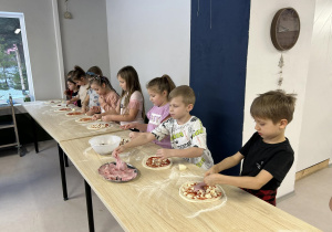 Dzieci przygotowują własną pizzę