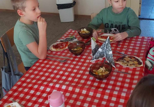 Dzieci jedzą przygotowane przez siebie potrawy
