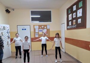 Pokaz tańca w wykonaniu dziewczynek z klasy IVb