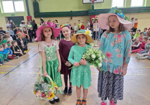 Wiosenne kapelusze prezentują dziewczynki z klasy IIb