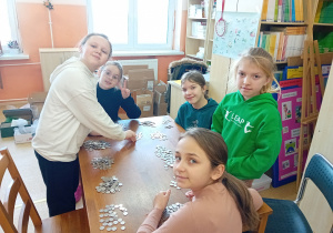 Uczniowie klasy IVb liczą zebrane monety