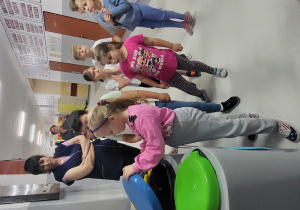 Uczniowie klas I- III uczą się segregacji śmieci