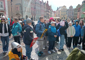 Uczniowie na poznańskim rynku