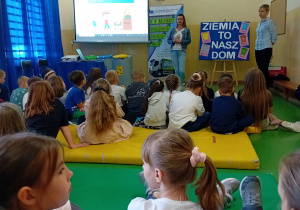 Dzieci podczas spotkania z edukacji ekologicznej