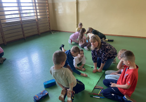 Dzieci podczas pracy z panią psycholog