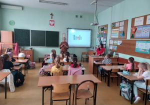 Klasa IIb podczas spotkania z panią bibliotekarką z MBP