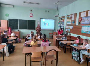 Spotkanie uczniów klas drugich z pracownikiem Miejskiej Biblioteki Publicznej