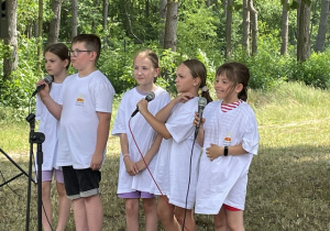 Uczniowie klasy IIIb w czasie konkursu piosenki turystycznej