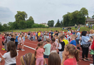 Przybyli goście oglądają występu dzieci