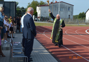 Ksiądz święci boisko