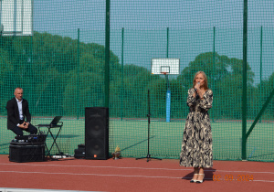 Pani Dyrektor Elżbieta Wilczyńska podczas inauguracji roku szkolnego