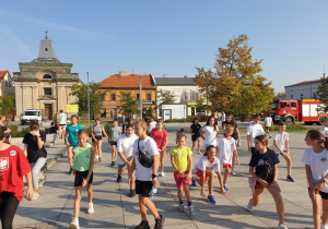 Uczniowie rozgrzewają się przed biegiem