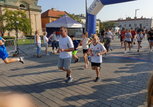 Uczestnicy na trasie biegu