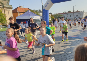 Uczestnicy w czasie biegu