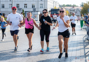 Rodzice z dziećmi podczas biegu