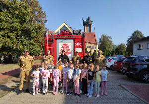 Klasa Ia z zastępem straży pożarnej uczestniczącej w próbnej ewakuacji