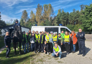 Uczestnicy wycieczki z opiekunami i funkcjonariuszami policji